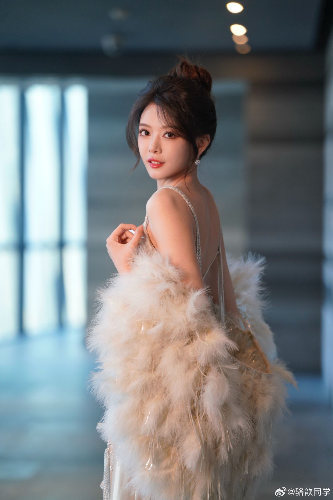 《LOL》主持人骆歆分享全明星赛返图 性感有气质
